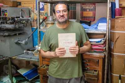 Bari, la storia di Gianluigi: rilega e restaura libri con ago, filo e strumenti d'epoca